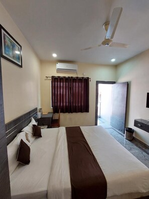 Free WiFi, bed sheets - Hotel Royals (Ranchi)