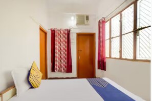 Hypo-allergenic bedding, free WiFi, bed sheets - Hotel Radiant Azamgarh (Azamgarh)