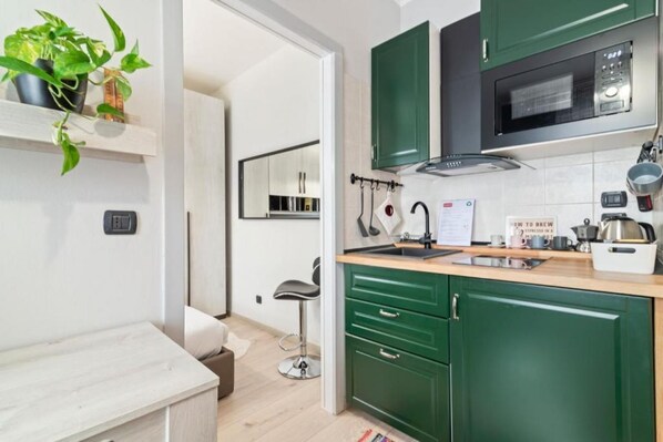 Fridge, microwave, stovetop - Modern and equipped 30sqm apartment, located 2min far from Piazza Mazzini. The location is between the Central Station and the wonderful historical center and it is ideally placed to move comfortably in the city. In less than 15min on foot you can reach (Padova)