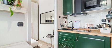 Køleskab, mikrobølgeovn, kogeplade