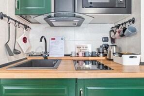 Kühlschrank, Mikrowelle, Herdplatte