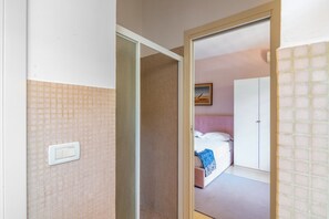 2 chambres, fer et planche Ă repasser, draps fournis