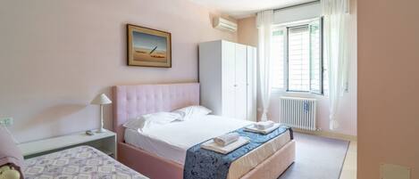 2 bedrooms, iron/ironing board, bed sheets