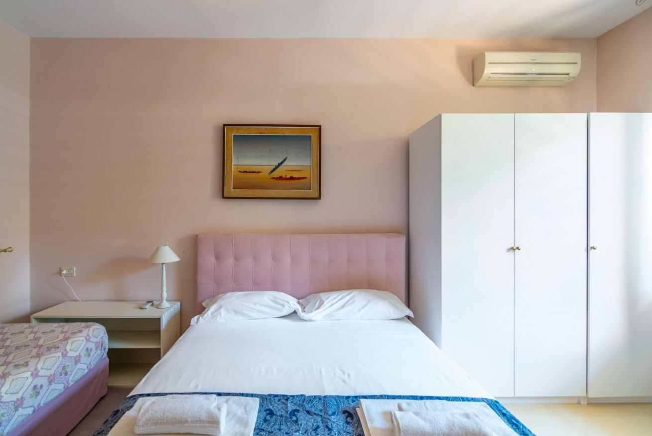2 bedrooms, iron/ironing board, bed sheets