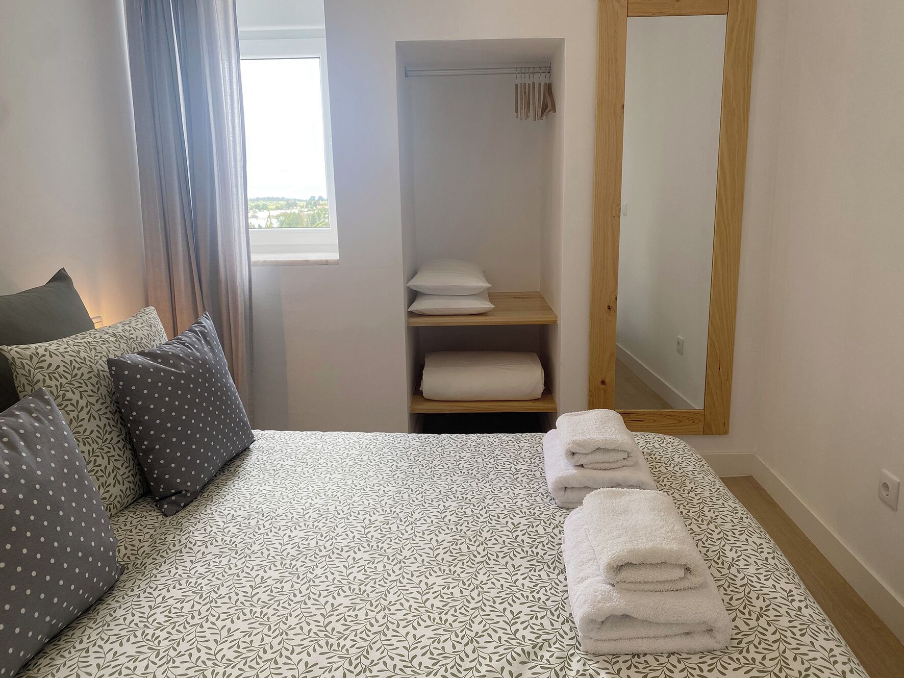 1 habitación, tabla de planchar con plancha, wifi y ropa de cama 