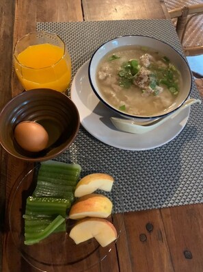 Frukostbuffé varje dag (THB 100 per person)