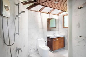 Haartrockner, Handtücher, Seife, Toilettenpapier
