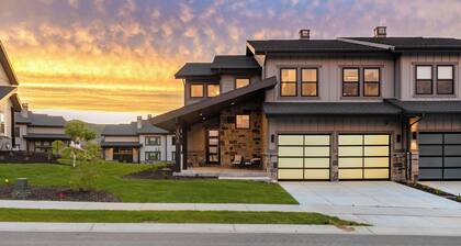 Luxurious Mountain Retreat Next to the Reservoir | Jordanelle by AvantStay