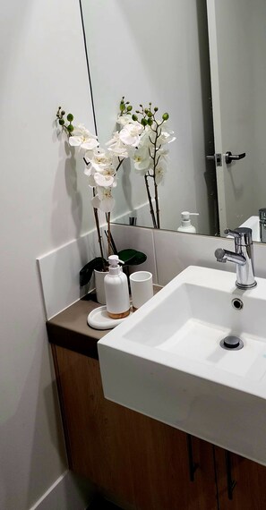 Shower, hair dryer, towels, soap - Boutique building, 400m to beach, best bars, restaurants ,pool. Parking space (Mermaid Beach)