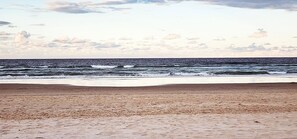 Beach - Boutique building, 400m to beach, best bars, restaurants ,pool. Parking space (Mermaid Beach)