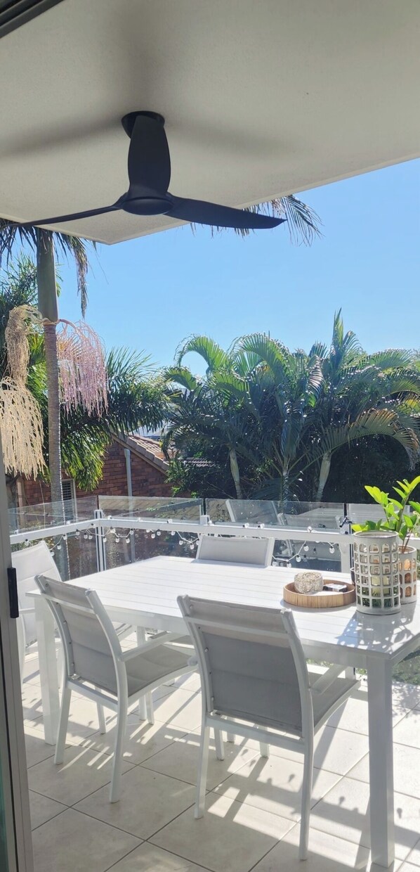 Outdoor dining - Boutique building, 400m to beach, best bars, restaurants ,pool. Parking space (Mermaid Beach)