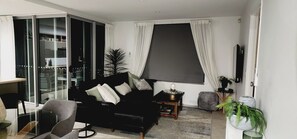 Smart TV - Boutique building, 400m to beach, best bars, restaurants ,pool. Parking space (Mermaid Beach)