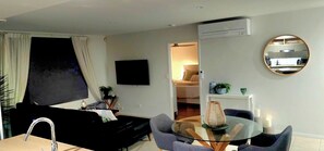 Dining - Boutique building, 400m to beach, best bars, restaurants ,pool. Parking space (Mermaid Beach)