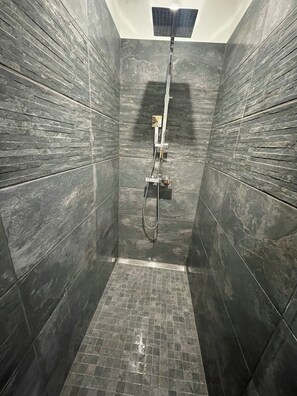Ducha, secador de pelo, toallas, jabón