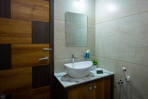 Chuveiro, bidê, toalhas de banho, sabonete