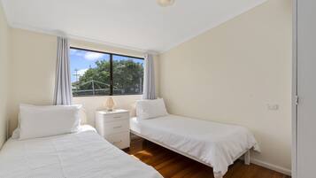 4 bedrooms, iron/ironing board, WiFi (free), bed sheets
