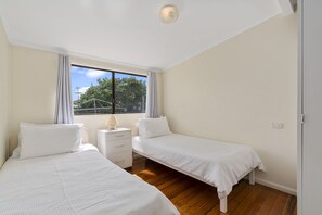 4 bedrooms, iron/ironing board, free WiFi, bed sheets - Grandads Beach House (BELLARA)