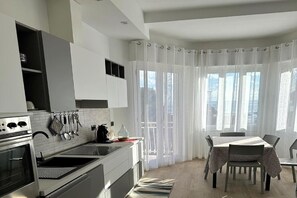 Fridge, oven, stovetop, dishwasher