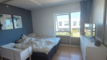 3 bedrooms, iron/ironing board, WiFi, bed sheets