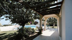 A covered outdoor area with a pool, a pergola, and a view of the sea. - Villa Maia in Rhodes (Rhodes)