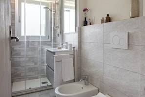 Apartment, Stadtblick | Badezimmer | Dusche, Haartrockner, Bidet, Handtücher