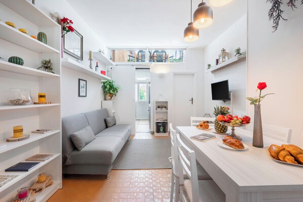 Apartment, City View | Living area | 32-inch flat-screen TV with cable channels