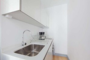 Fridge, microwave, oven, stovetop - One-bedroom apartment with a sofa bed (Porto)