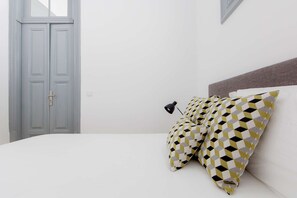 2 bedrooms, iron/ironing board, WiFi