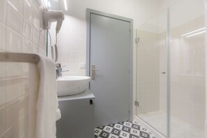 Een douche, een haardroger, handdoeken