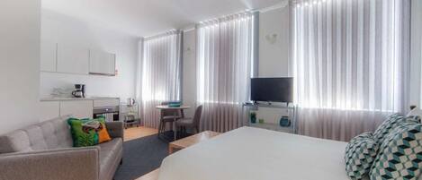 Iron/ironing board, WiFi, bed sheets