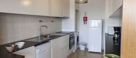 Frigorífico, microondas, horno y placa de cocina