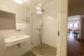 Dusche, Haartrockner, Handtücher