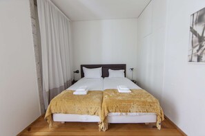 2 quartos, ferros/tábuas de passar roupa, Wi-Fi, roupa de cama