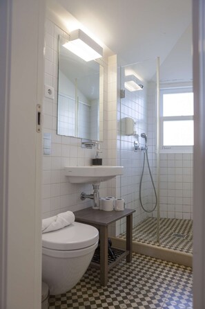 Een douche, een haardroger, handdoeken