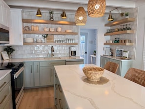 Fridge, microwave, oven, stovetop - The Lakeview w/ the BEST location & views! Newly remodeled Lakefront home! 🌴 (Clear Lake)