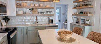 The Lakeview w/ the BEST location & views!  Newly remodeled Lakefront home! 🌴 