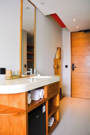 Rom – basic, privat bad | Safe på rommet, skrivebord og skrivebord for bærbar PC