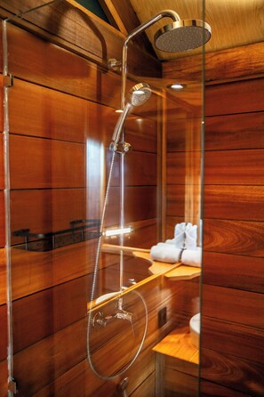 Signature-Zimmer, 1 King-Bett, Balkon, Meerblick | Dusche im Bad