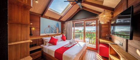 Rom – signature, 1 kingsize-seng, balkong, sjøutsikt | Safe på rommet, individuelt dekorert, individuelt innredet og skrivebord