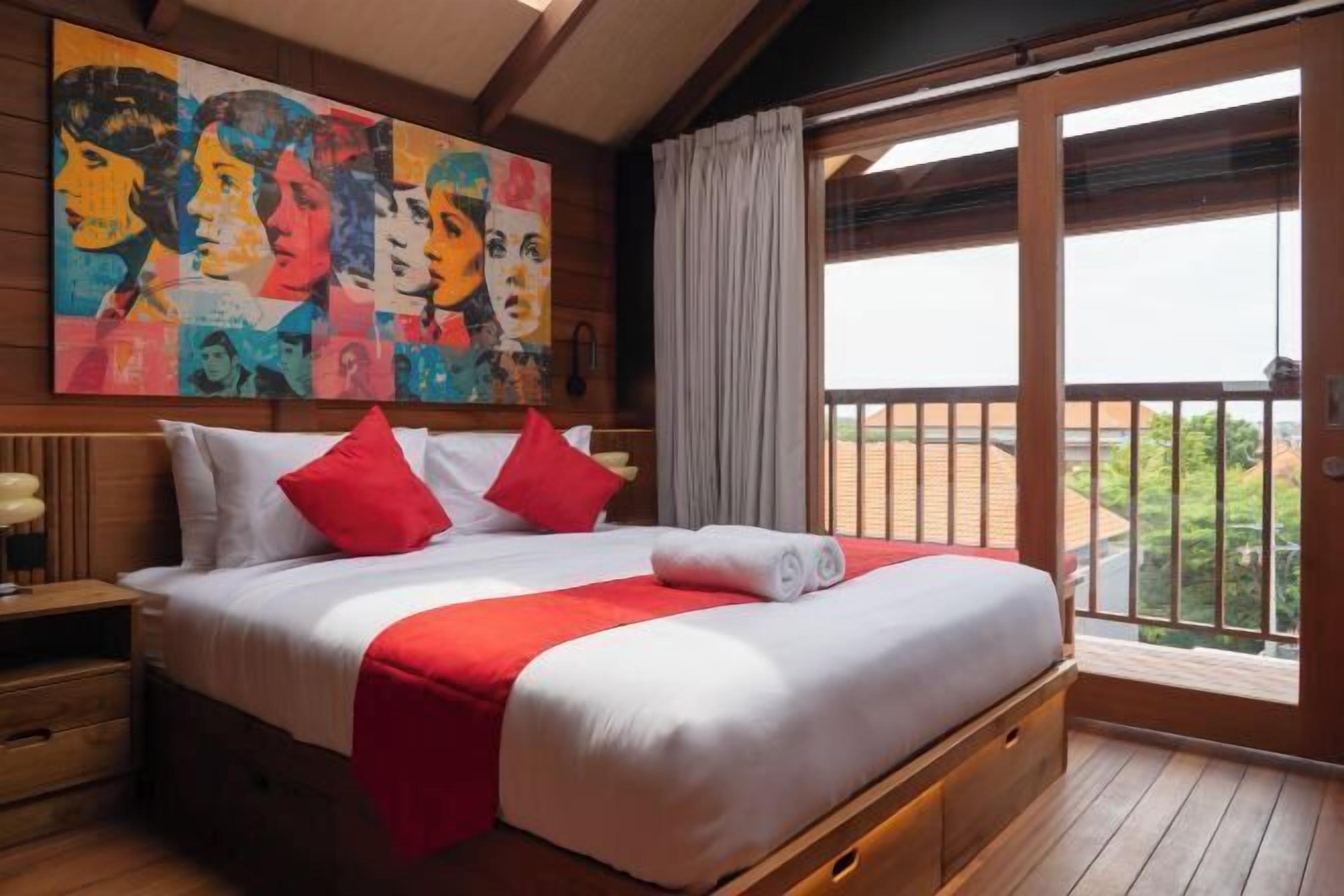 Safe på rommet, skrivebord og skrivebord for bærbar PC