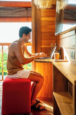 シグネチャー ルーム キングベッド 1 台 バルコニー シービュー | セーフティボックス (室内)、客室ごとに異なる装飾、客室ごとに異なるインテリア、デスク