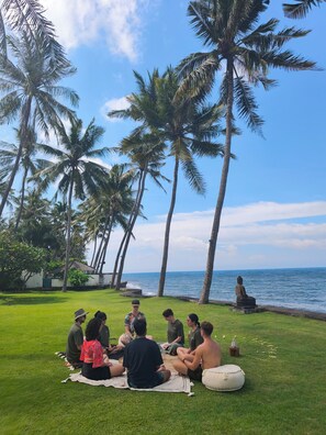 بالقرب من الشاطئ، رمال سوداء