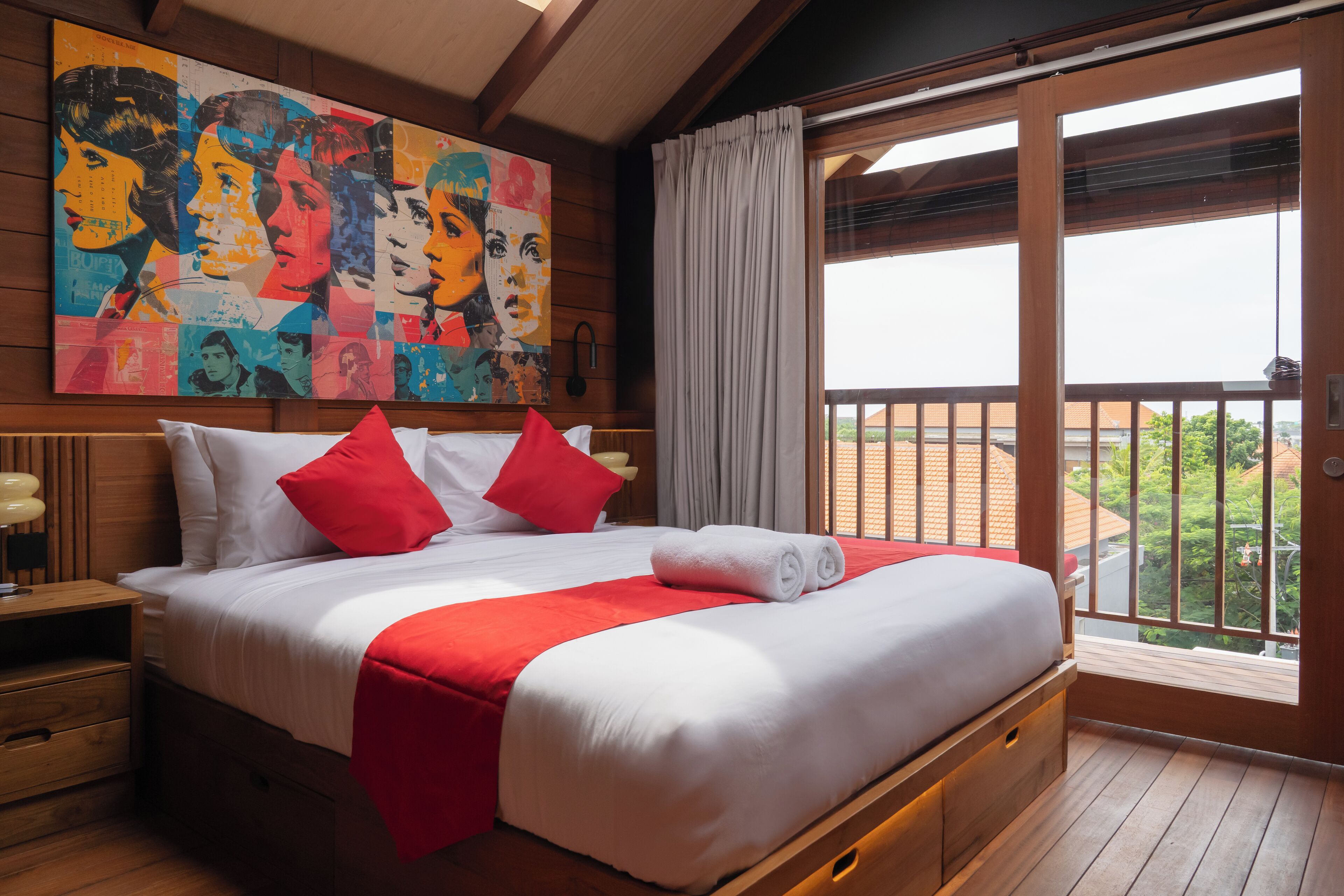 Rom – comfort | Safe på rommet, skrivebord og skrivebord for bærbar PC