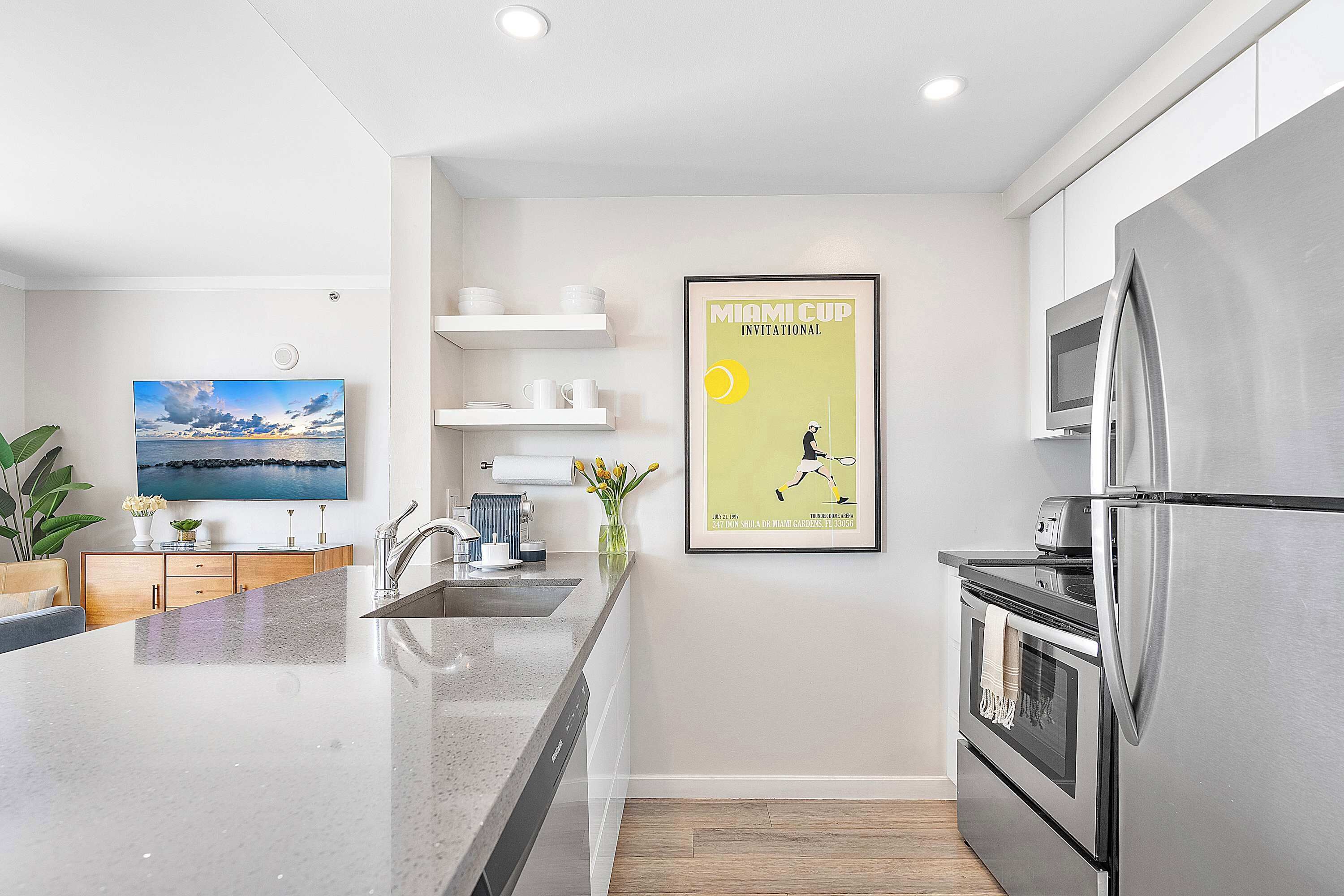 Réfrigérateur, micro-ondes, four, plaque de cuisson