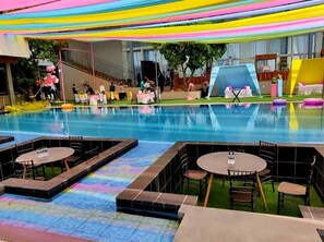 2 sisäuima-allasta, ulkouima-allas