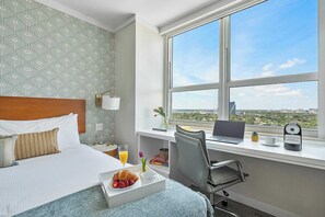 Tabla de planchar con plancha, cuna de viaje, wifi y ropa de cama 