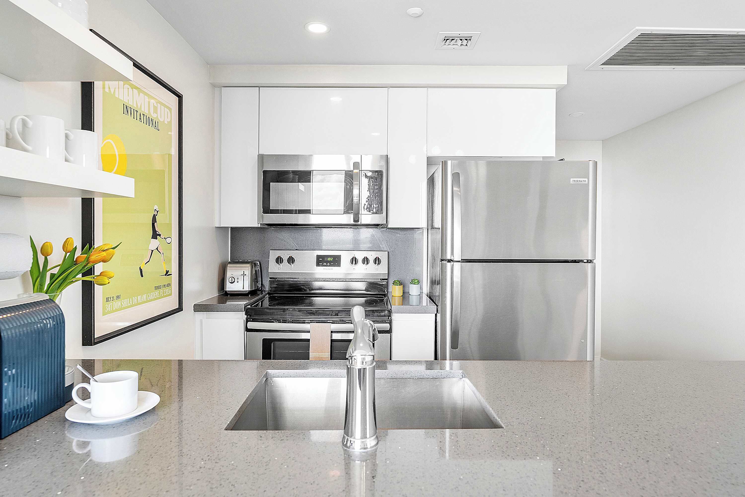 冷蔵庫、電子レンジ、オーブン、コンロ