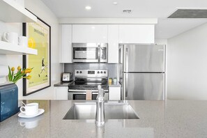 Kühlschrank, Mikrowelle, Ofen, Herdplatte