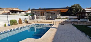 Pool - Studio Modern Swimming Pool Barbecue Couples Friends Gym Sauna (MD)