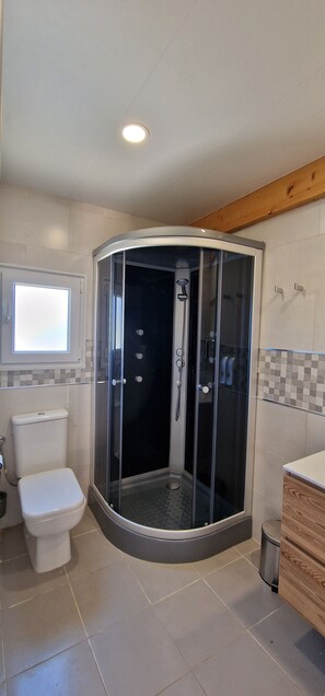 Een douche, een haardroger, handdoeken, zeep